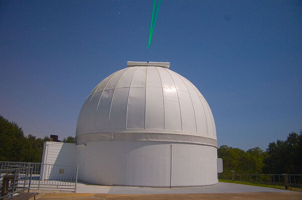 Τί να είναι άραγε αυτή η πράσινη γραμμή πάνω απο τον τρούλο του 36ου τηλεσκοπίου?