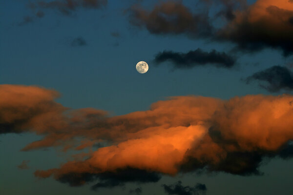 Σελήνη & σύννεφα